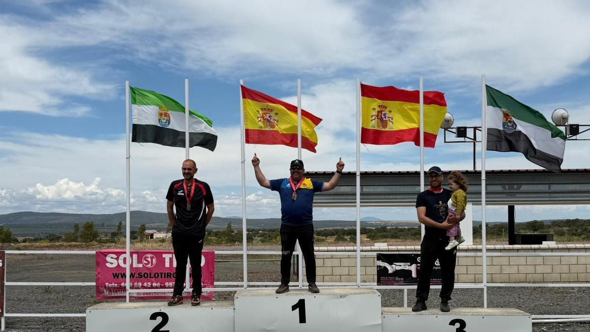 Óscar Aladino Argüelles Baron, en el primer puesto del podium, con Víctor Martín Ucero, en la segunda, y Manuel Ángel Lorenzo Noriega.