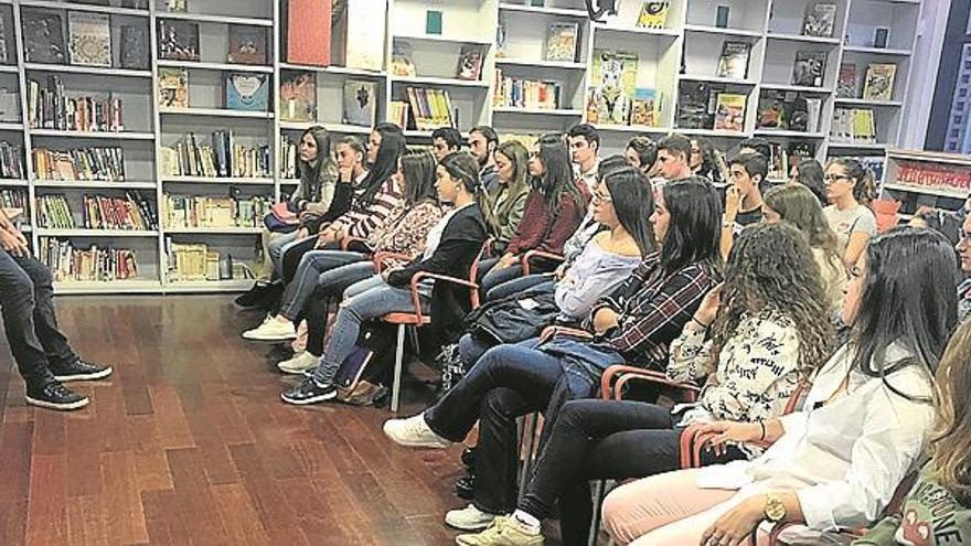 MARIO PELOCHE, en la biblioteca con JÓVENES