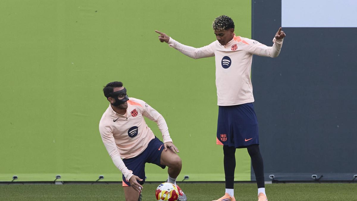 Lamine Yamal y Eric Garcia bromean en un entrenamiento.