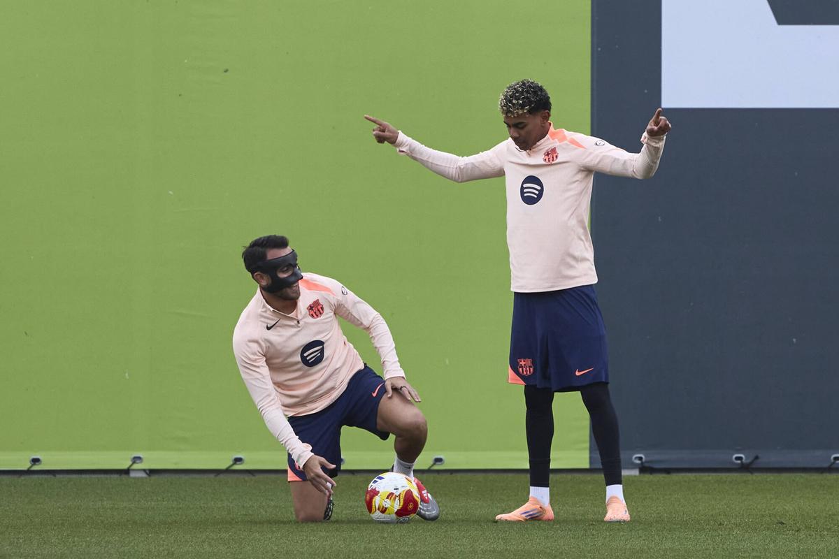 Lamine Yamal y Eric Garcia bromean en el entrenamiento.
