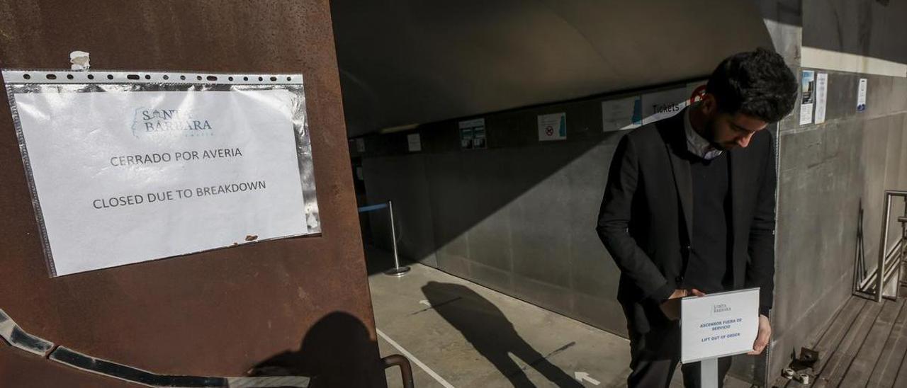 Varios son los carteles que avisan de que el ascensor lleva averiado más de un mes