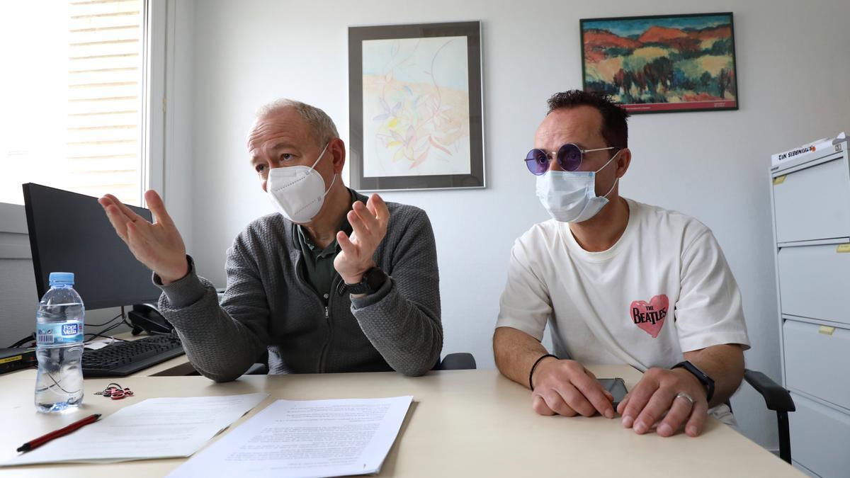 Carlos Cabot junto al psiquiatra Carmelo Pelegrín, el pasado martes, en el hospital San Jorge de Huesca.
