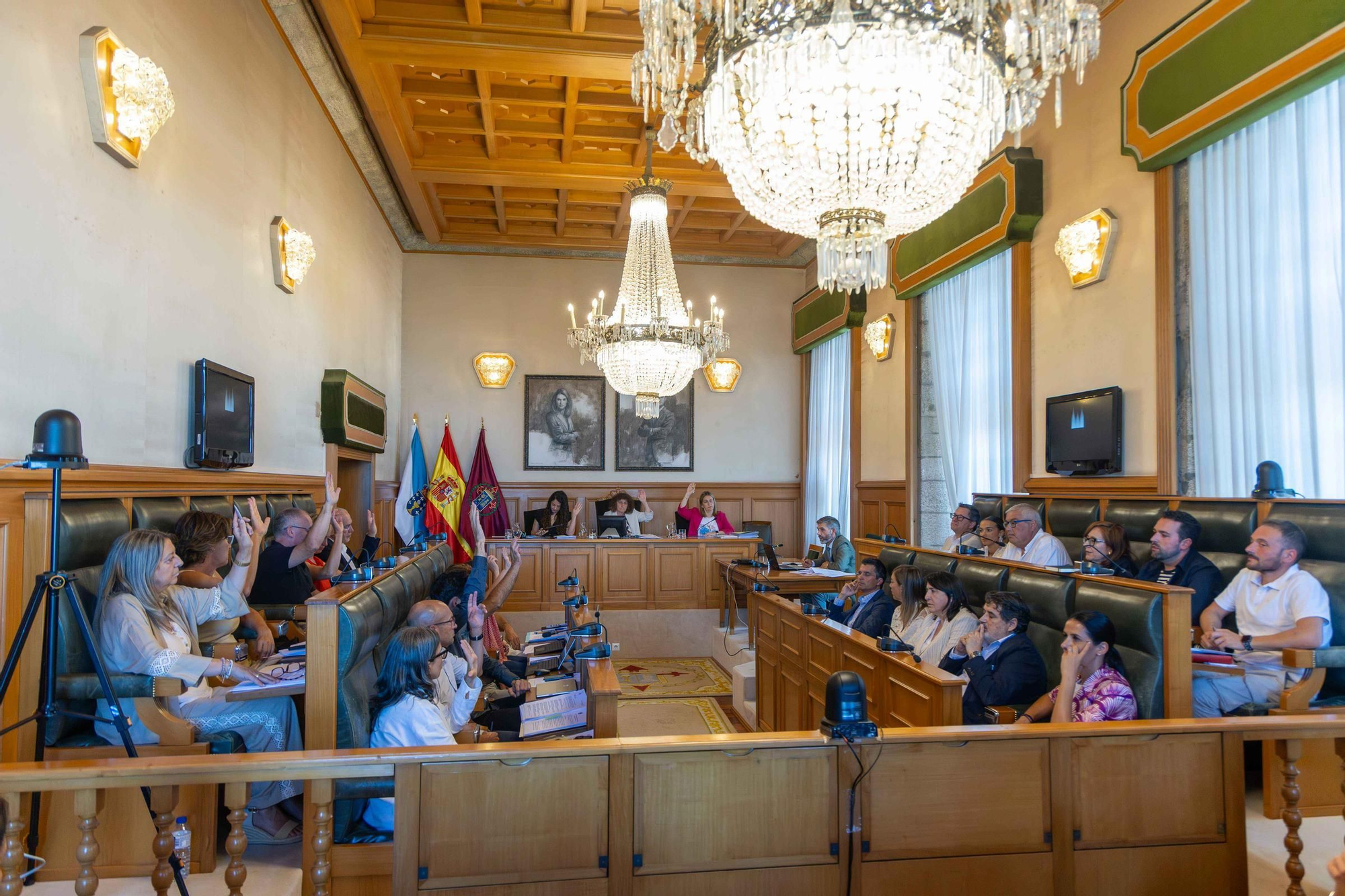 O pleno compostelán dille &#039;Si&#039; á ordenanza da taxa turística pese á critica da oposición