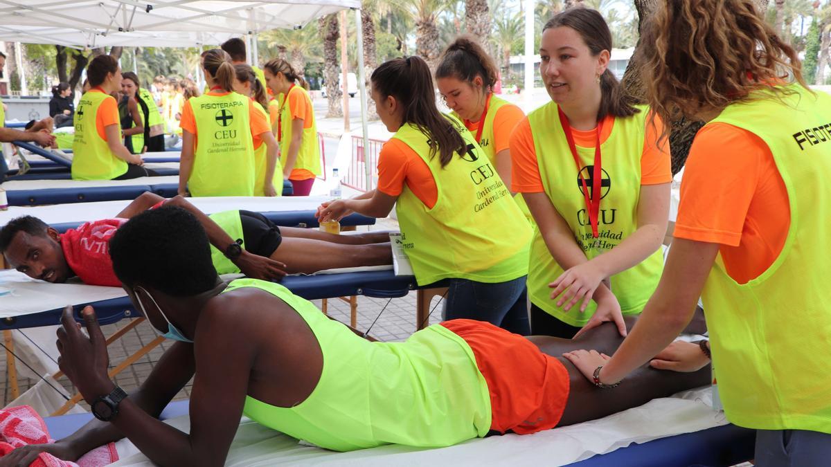 Los estudiantes han realizado masaje terapéutico, vendaje funcional y cuidados post competición.