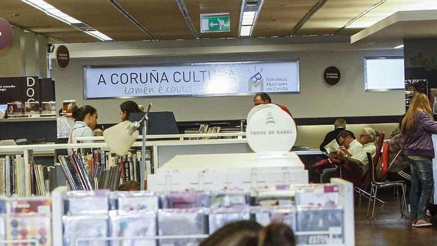 Usuarios en la biblioteca municipal del Fórum Metropolitano.