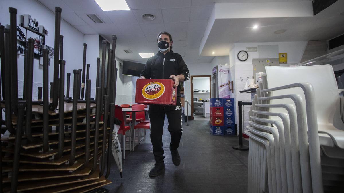 El propitario de un bar de València transporta género antes de la reapertura del pasado 1 de marzo