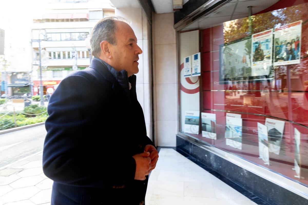 Carlos Baño, accediendo a la antigua sede de la Cámara de Alicante en la plaza Ruperto Chapí.