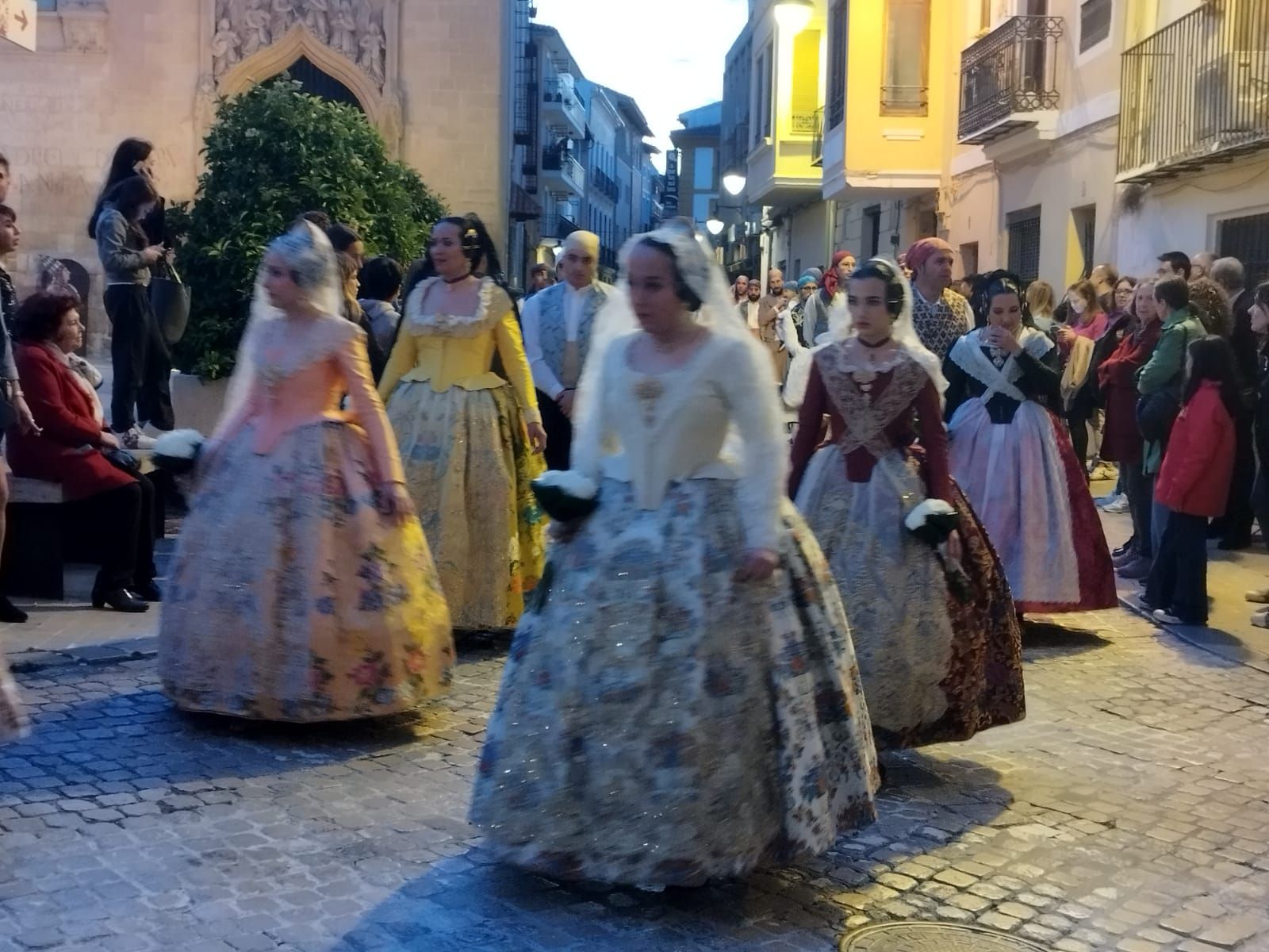 Más de 2.000 falleros y falleras participan en la Ofrenda de Xàtiva a la Mare de Déu de la Seu