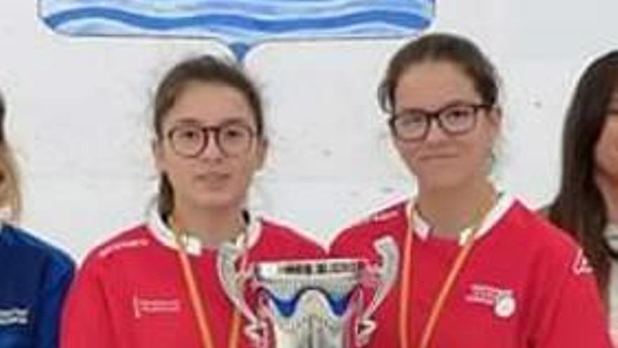 Claudia y Judith con el trofeo