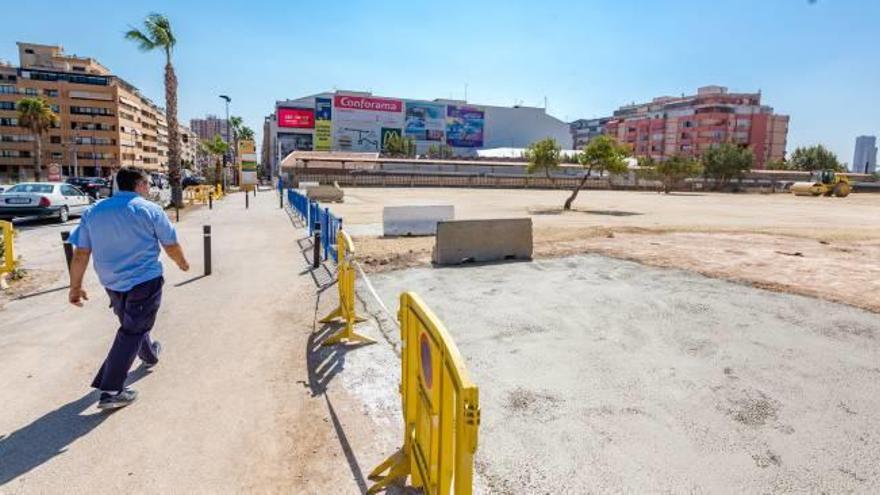 El parking disuasorio en la zona de El Moralet junto a la estación.