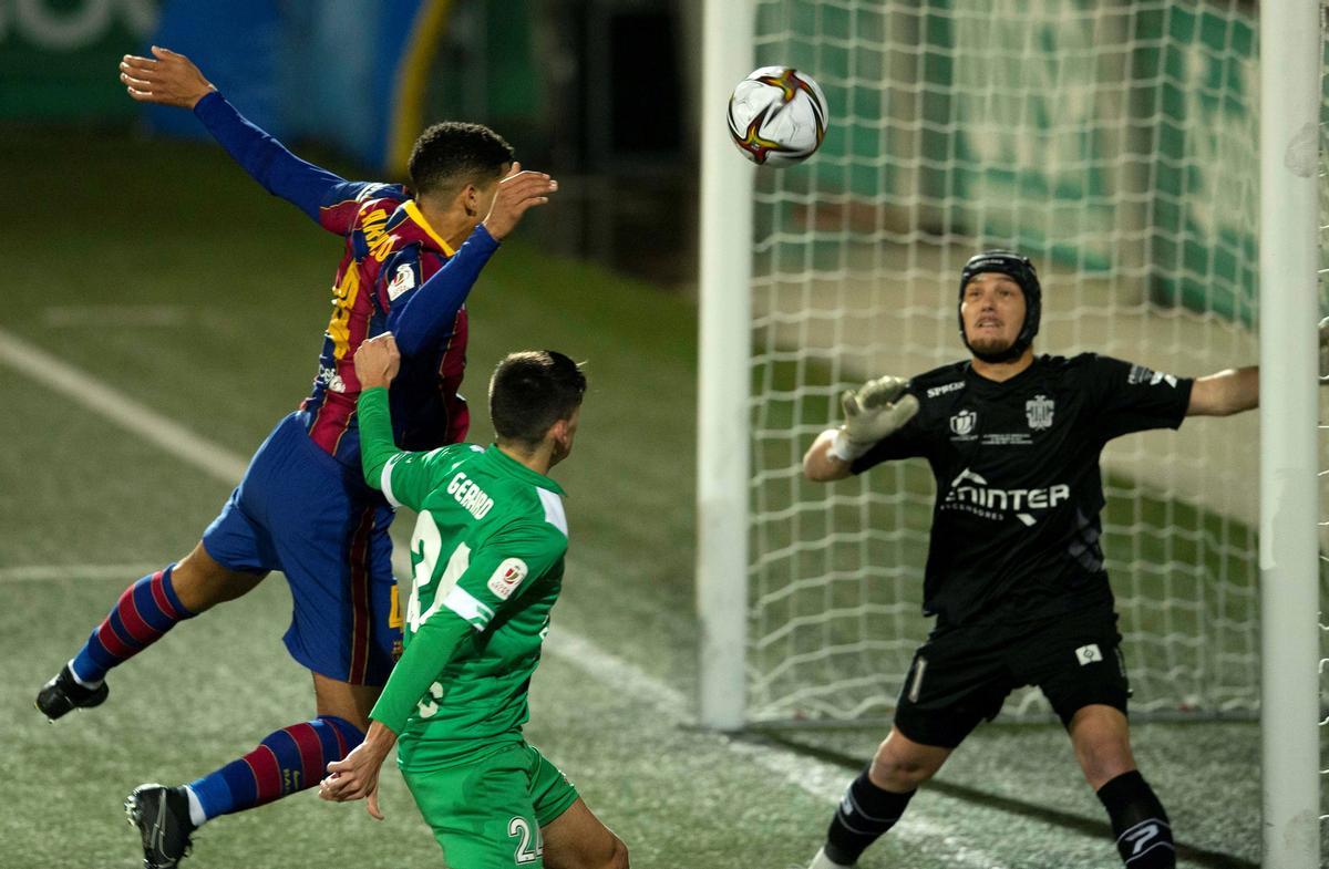 Araujo intenta rematar a la portería del Cornellà.