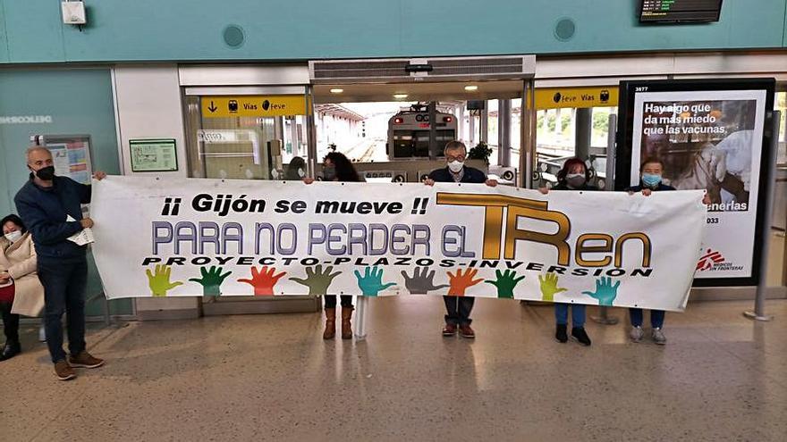 Miembros de la FAV, durante la protesta de ayer en Sanz Crespo.