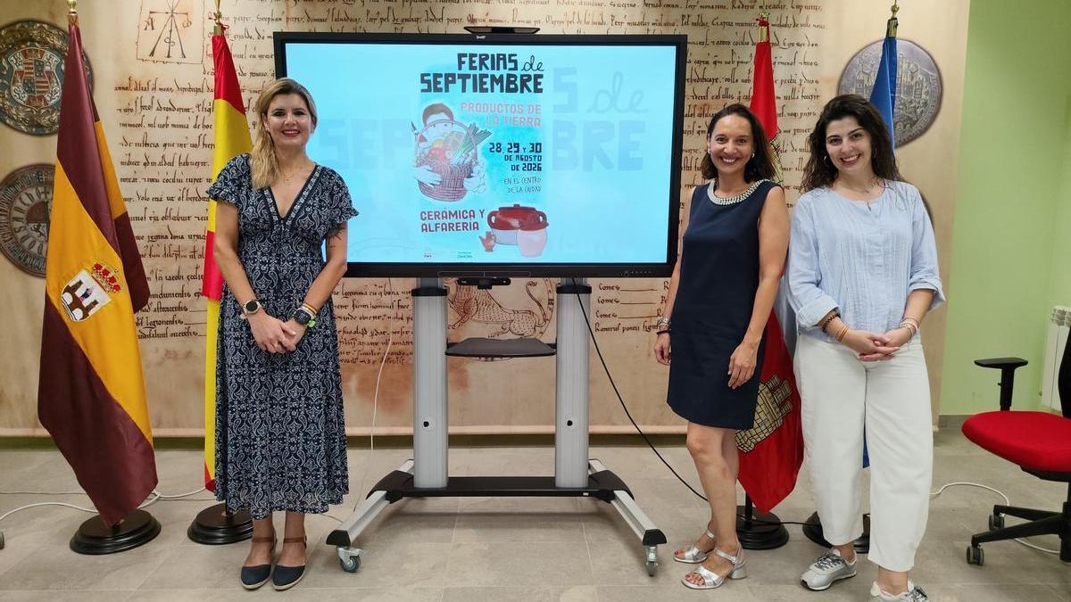 Las concejalas de Deportes, Ferias y Cultura (de izquierda a derecha) durante la presentación del programa.