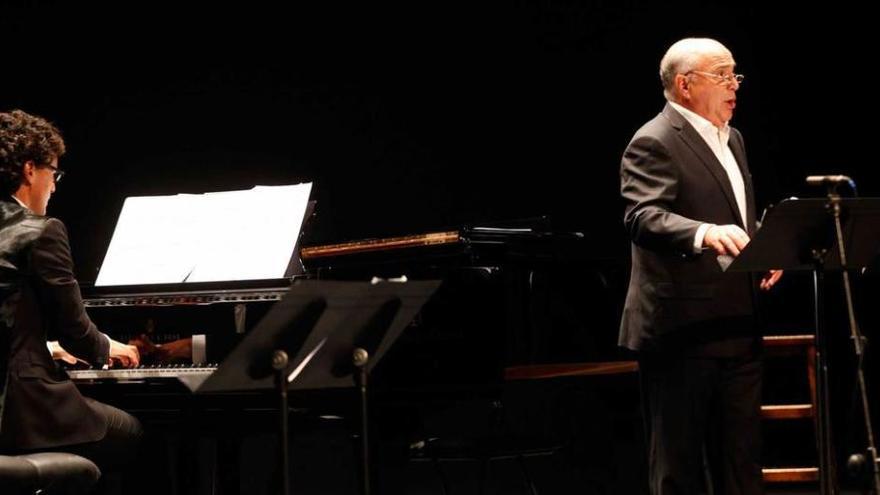 Joaquín Pixán, acompañado al piano, durante una de las interpretaciones de su recital de ayer en el Jovellanos.