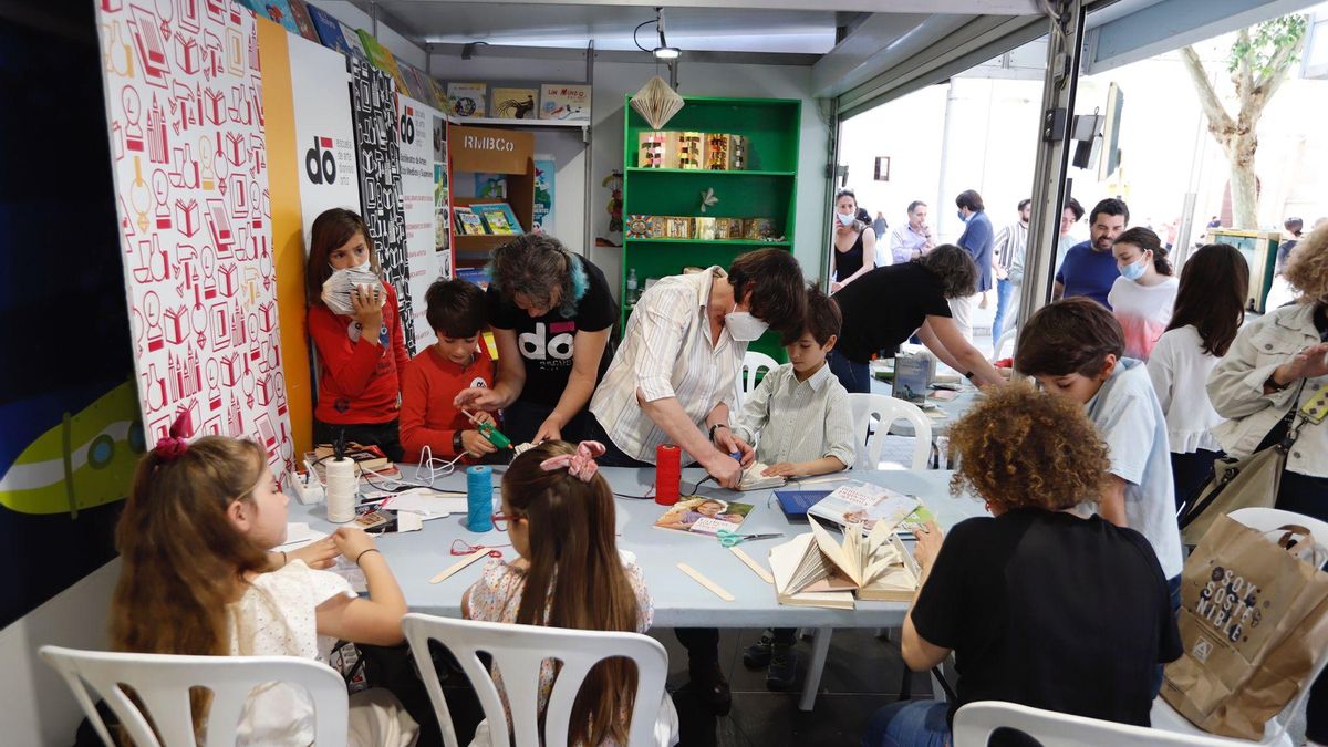 Varios niños trabajan en el taller &#039;El libro intervenido&#039;.