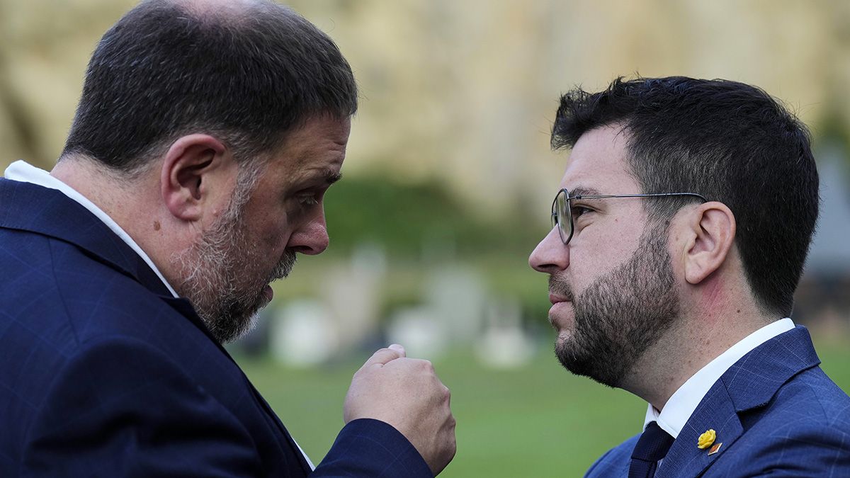 El presidente de la Generalitat Pere Aragonès, conversa con Oriol Junqueras