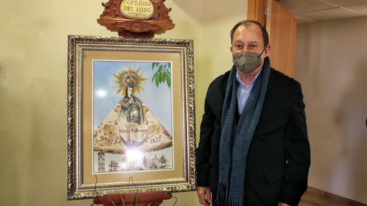 Luis Fabra, autor del cartel, junto a su obra en honor a la VIrgen del Lledó, patrona de Castelló.