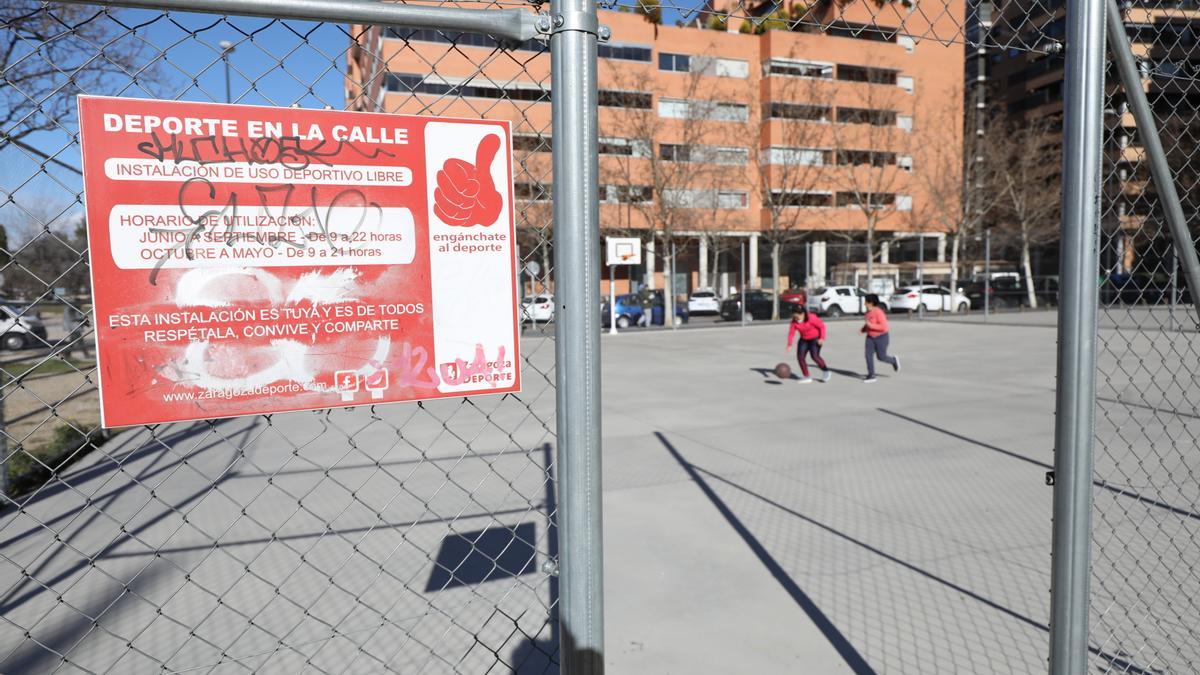 Cartel informativo a las puertas del potrero de la calle Valle de Zuriza, que informa de que a partir de las 21.00 ya no se puede usar.