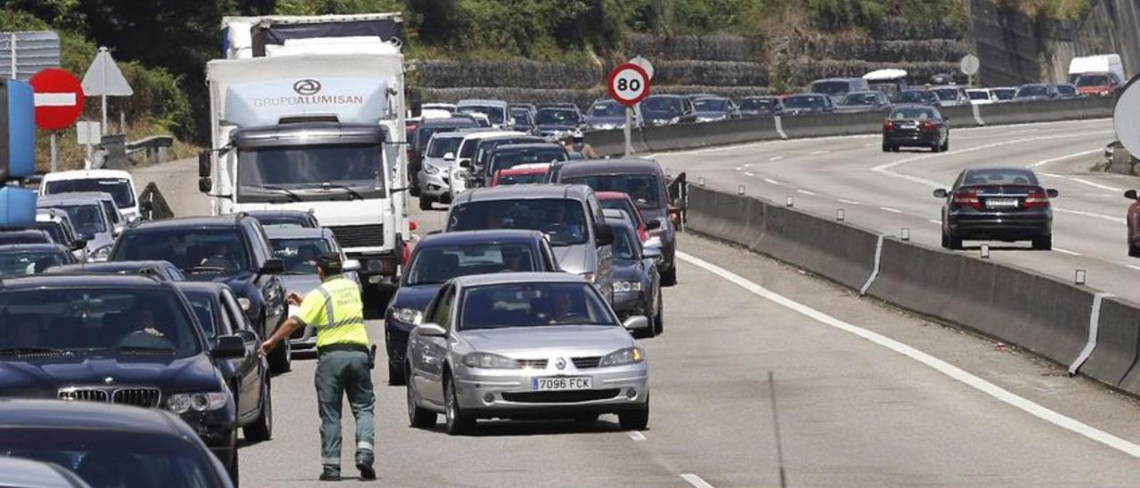 Retenciones en la autovía A-55 a su paso por Tameiga.