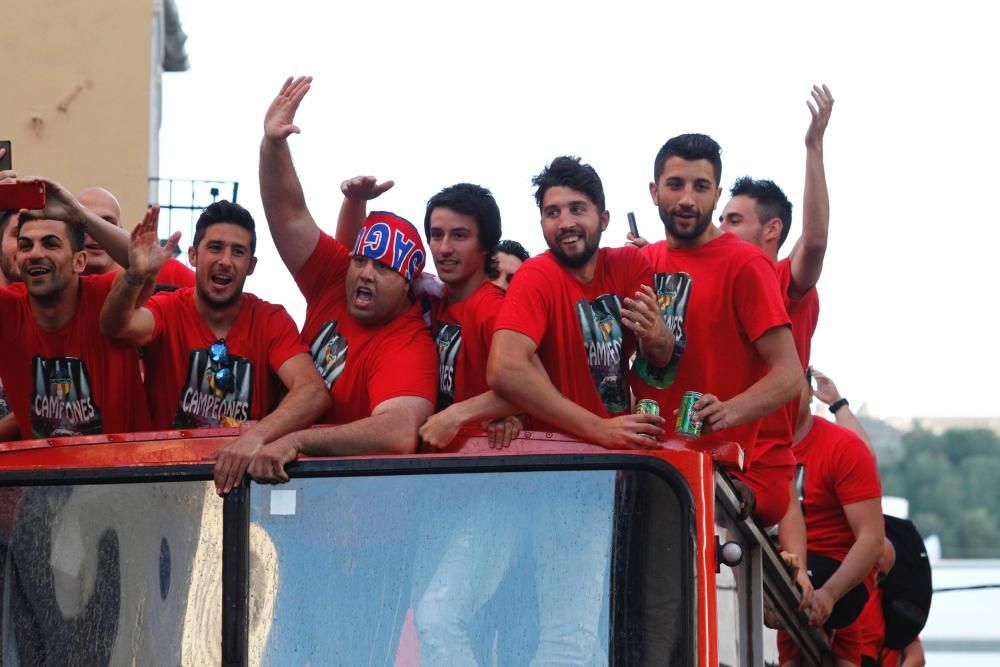 El Atlético Saguntino celebra el título de campeón por todo lo alto