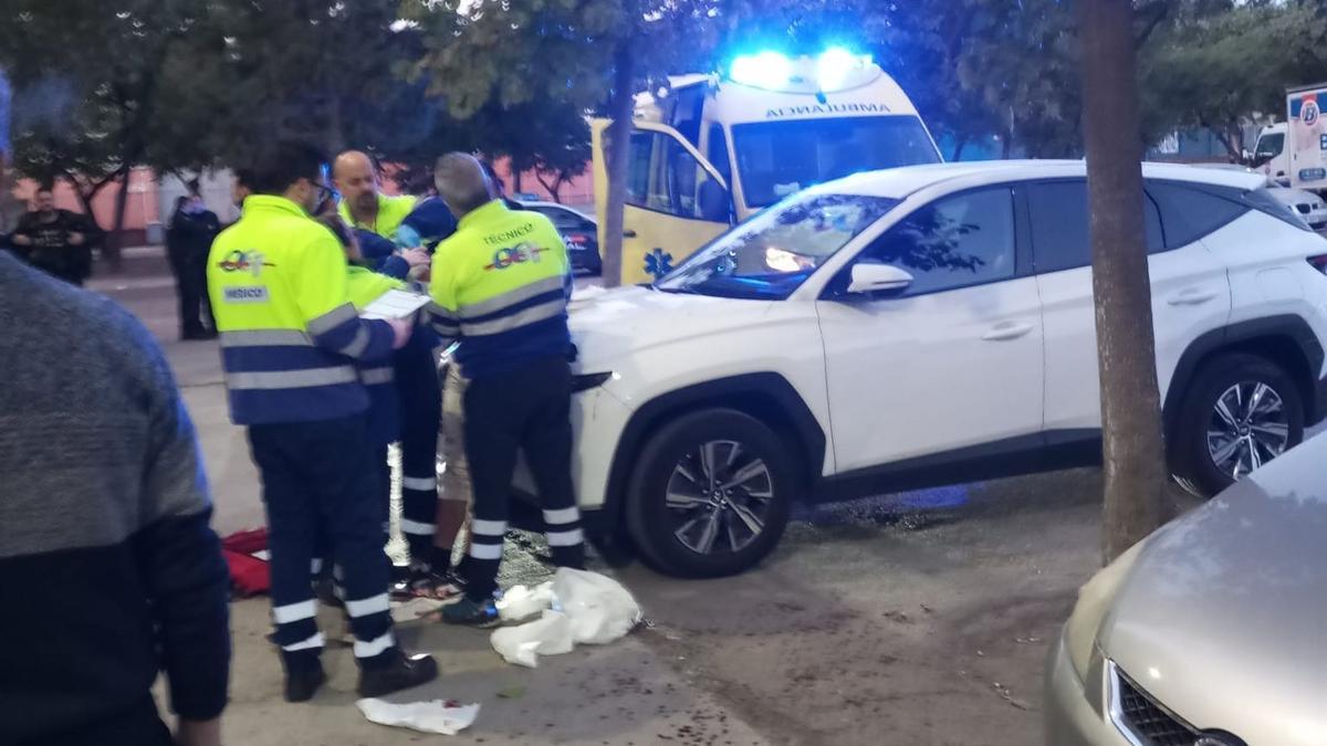 Sanitarios y agentes de la Policía Nacional, en el lugar del suceso.