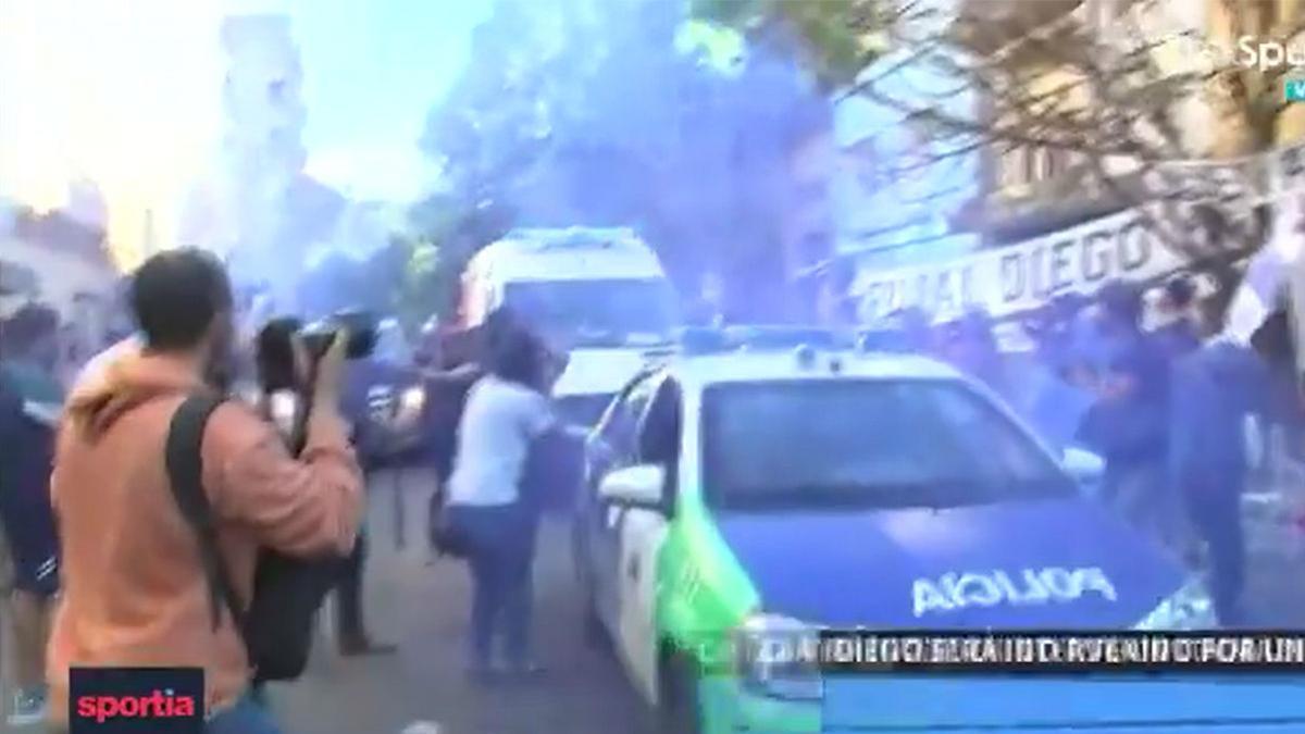 ¡Locura en el traslado de Maradona al hospital de Buenos Aires! Cientos de argentinos se echan a la calle para apoyar al astro