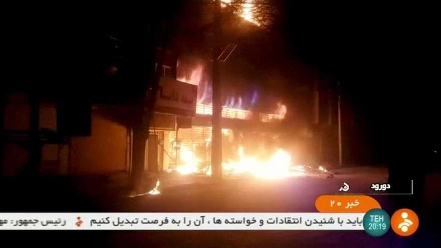 Imagen de un edificio en llamas en la localidad irnaí de Dorud, tomada de la televisión pública de Irán. // Reuters