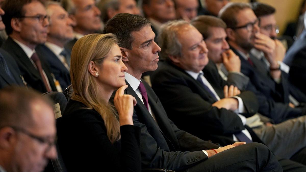 El presidente del Gobierno, Pedro Sánchez; con la vicepresidenta Sara Aagesen y el ministro Jordi Hereu.