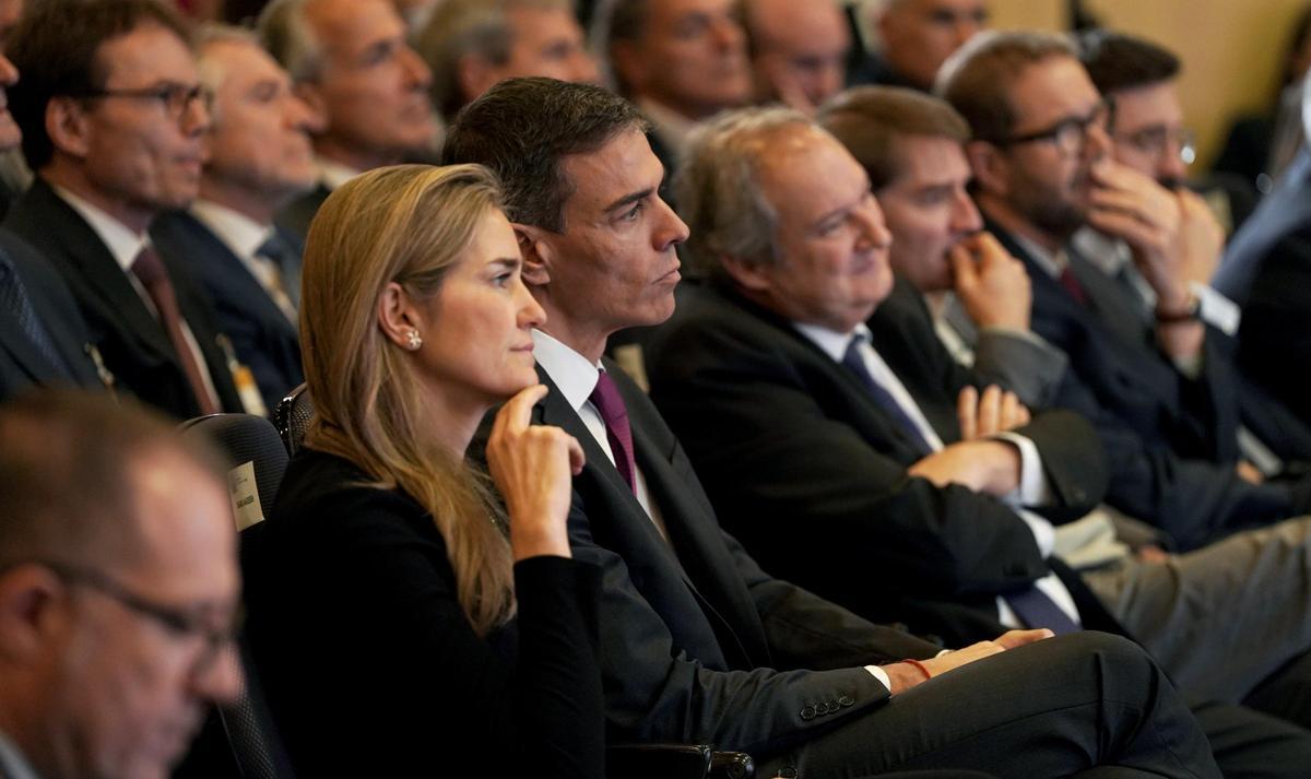 El presidente del Gobierno, Pedro Sánchez; con la vicepresidenta Sara Aagesen y el ministro Jordi Hereu.