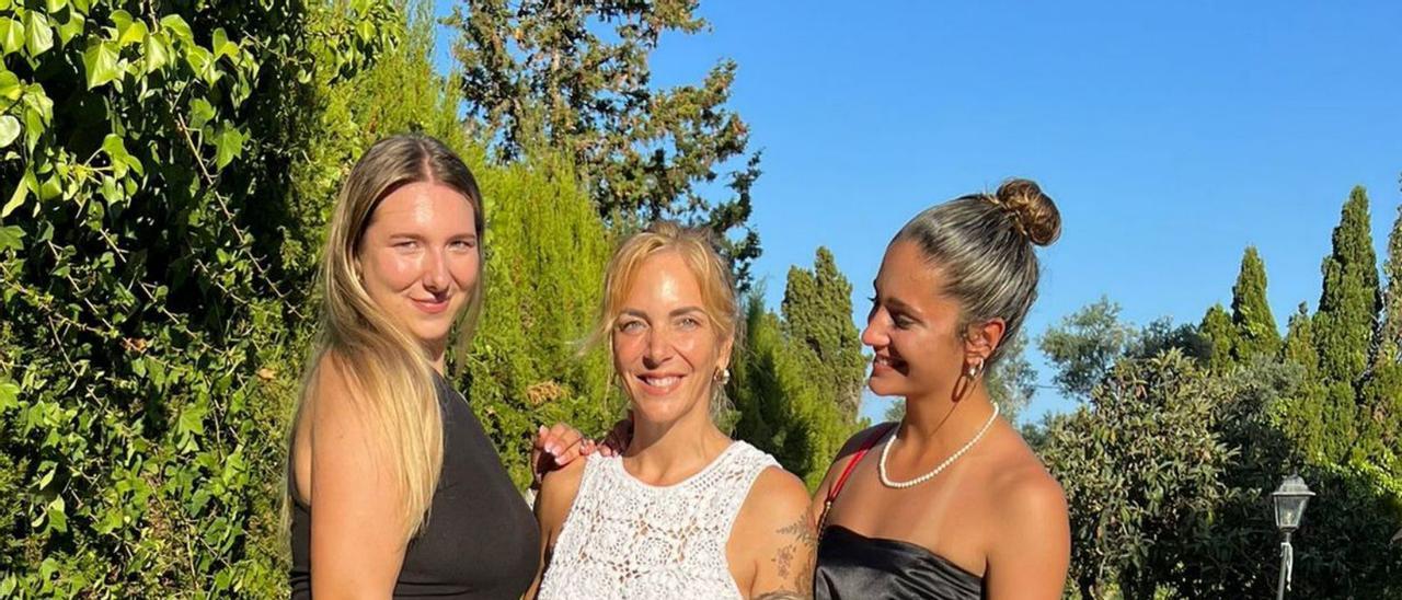 Danni Büchner 
mit ihren Töchtern Joelina, Jenna und Jada.  | FOTO:  PRIVAT
