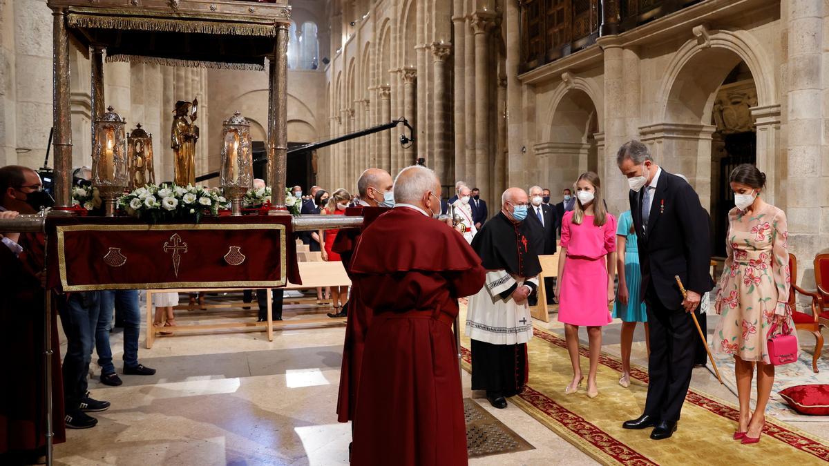 Los Reyes y sus hijas durante la ofrenda floral en Santiago.