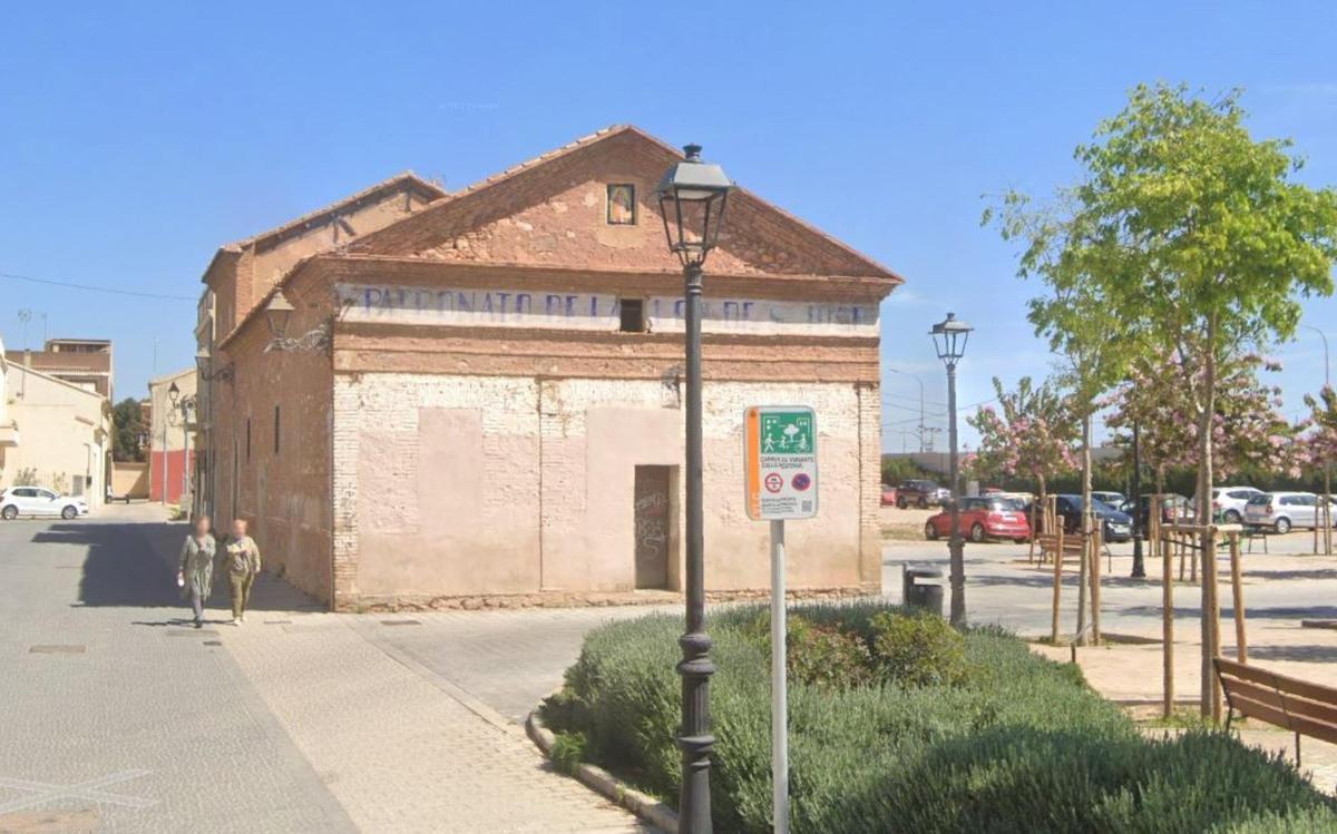 El patronato, que da a un amplio parque
