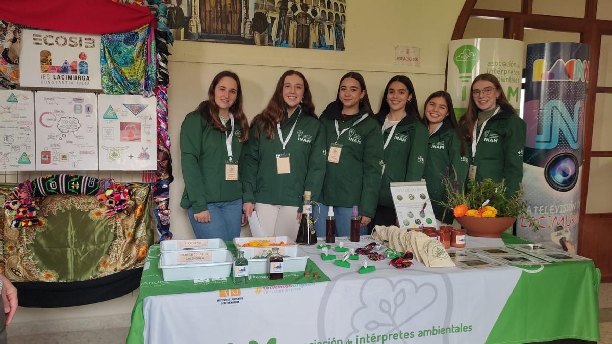 Alumnas del centro participan en una de las acciones del proyecto.