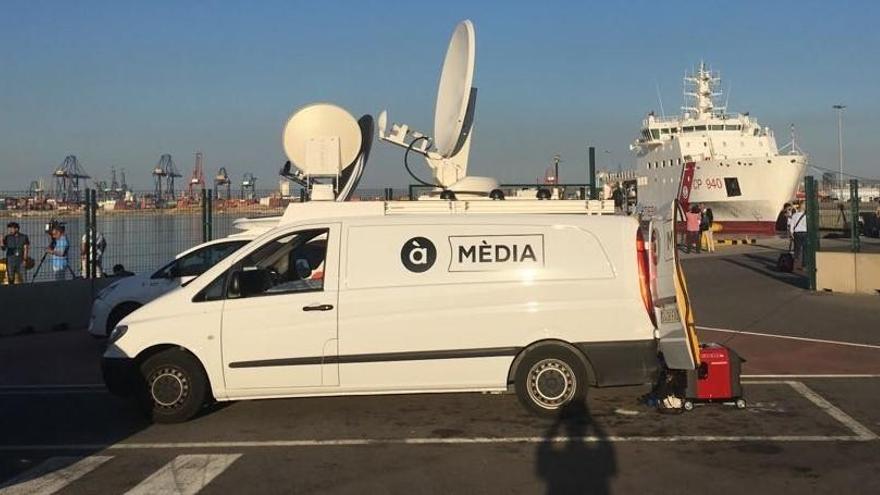 Unidad móvil de À Punt, en el puerto.