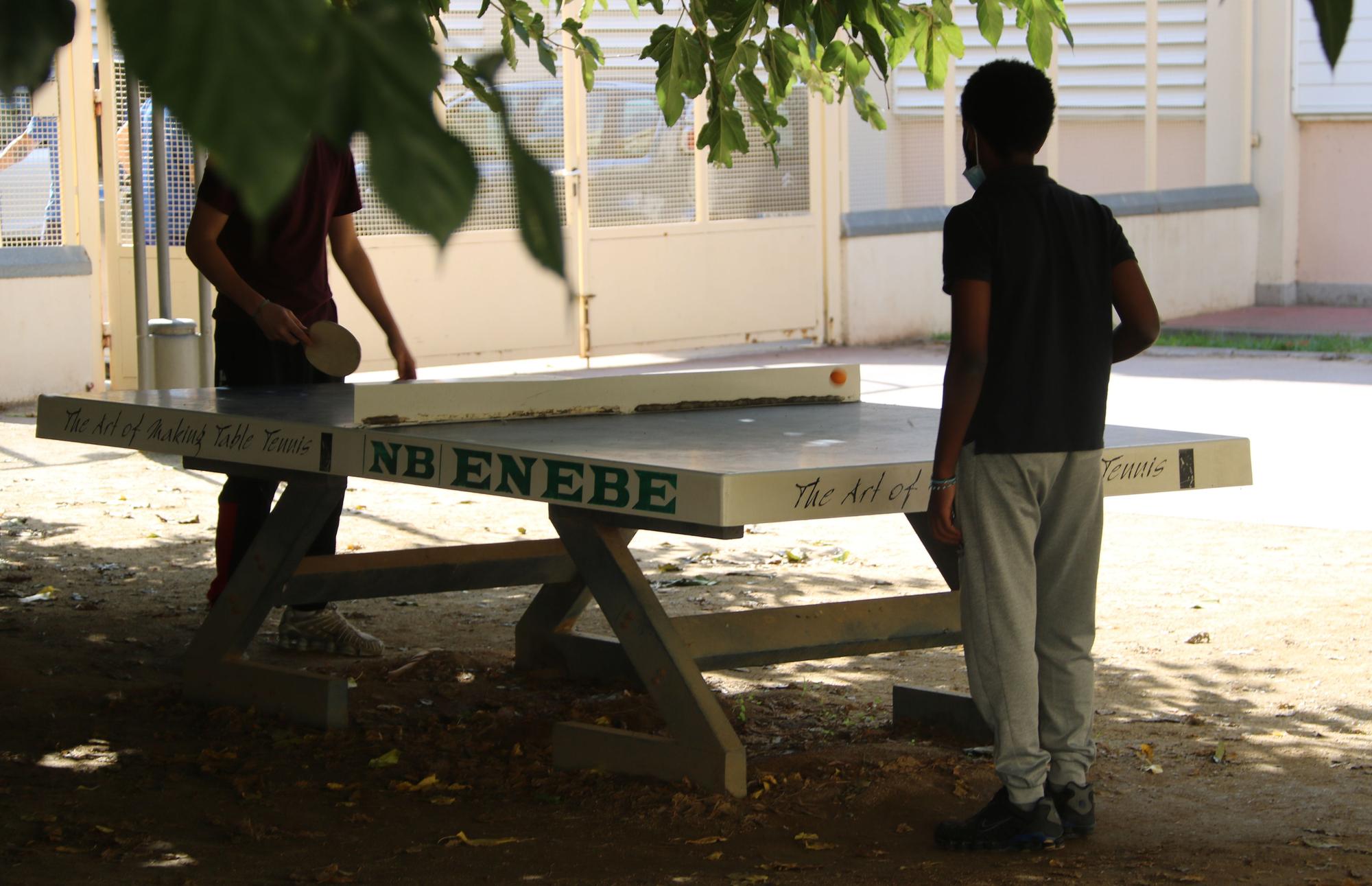 Imagen de dos internos jugando al ping-pong en el patio del Complejo Asistencial en Salud Mental Benito Menni de Sant Boi de Llobregat