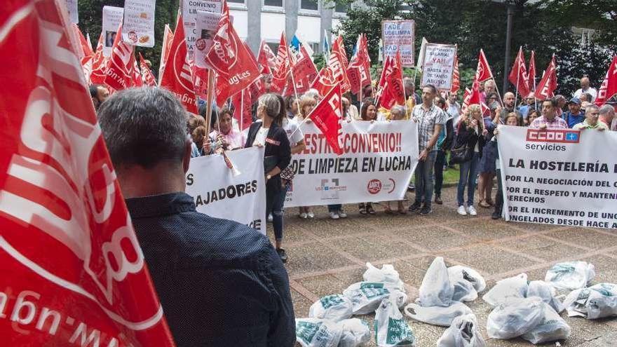 Protesta de trabajadores de la limpieza en agosto en Oviedo.