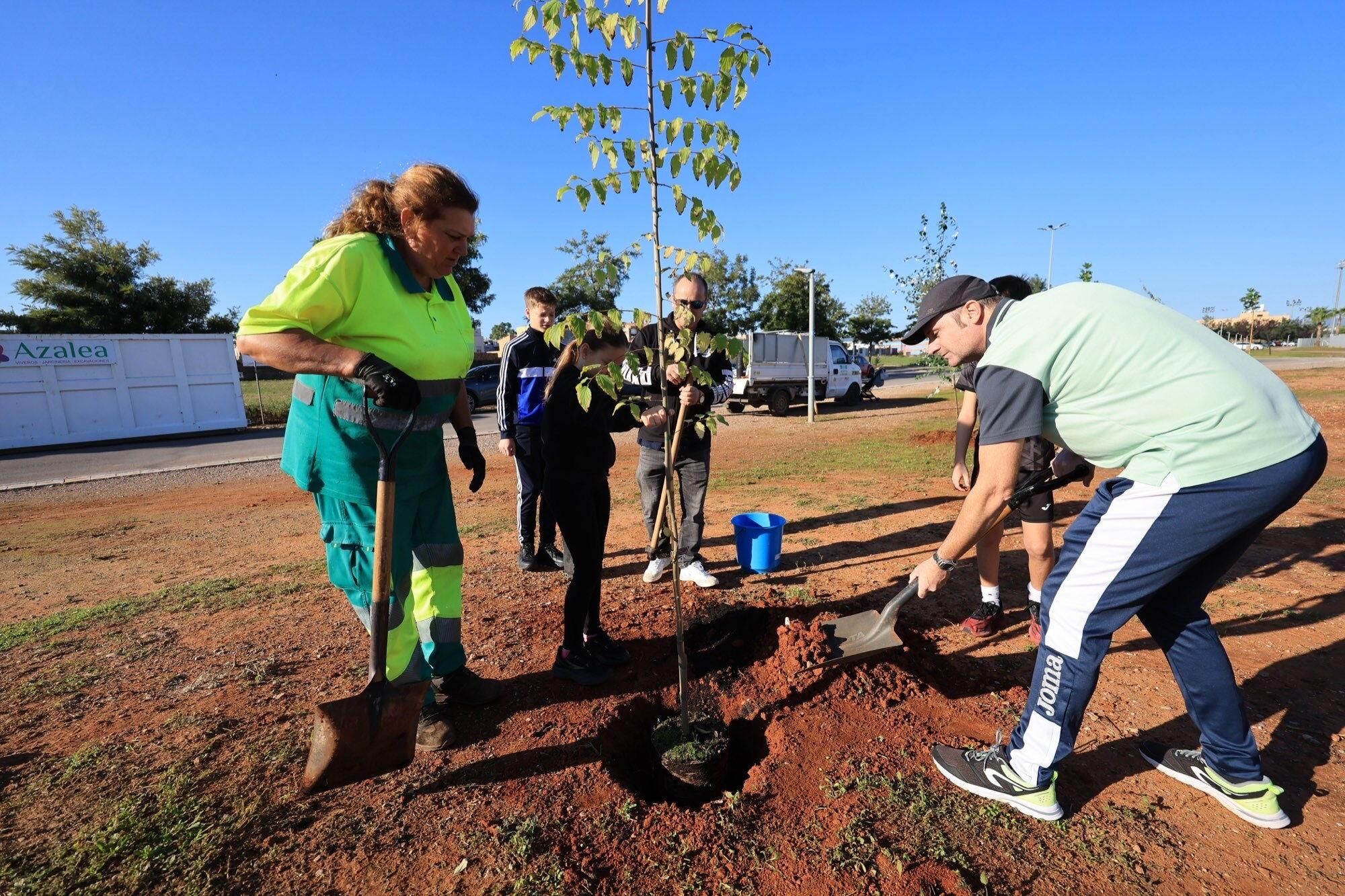  Éxito de la plantación de árboles por parte de personal y familias de Pamesa Grupo Empresarial en la Ciutat Esportiva Municipal de Vila-real que ha tenido lugar en la mañana. de este sábado La acción, que forma parte de la Responsabilidad Social Corporativa del grupo, está incluida en la programación del 20.º Mes de la Sostenibilidad de la Concejalía de Medio Ambiente.