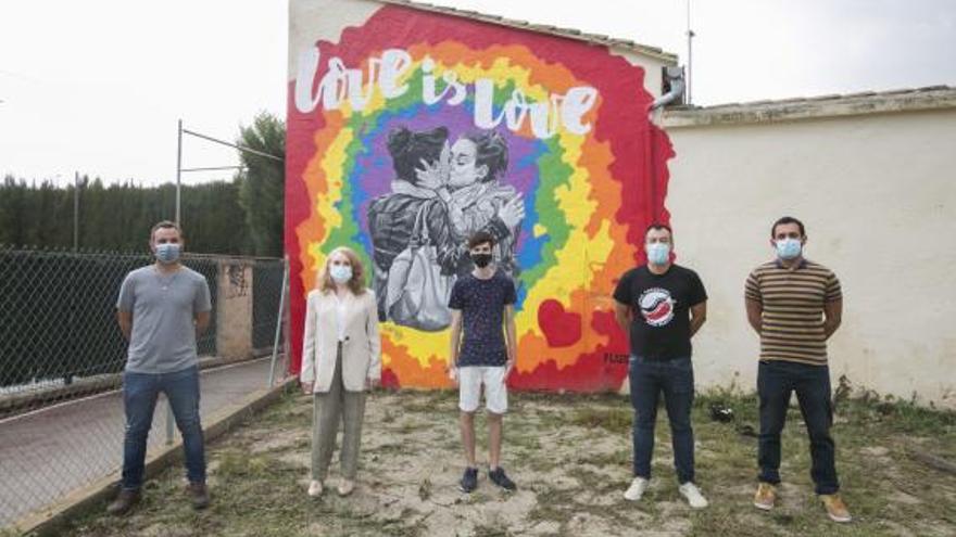 El artista Flug junto a los ediles Navarro y González, con representantes del Consell de Joves. | ÀLEX OLTRA