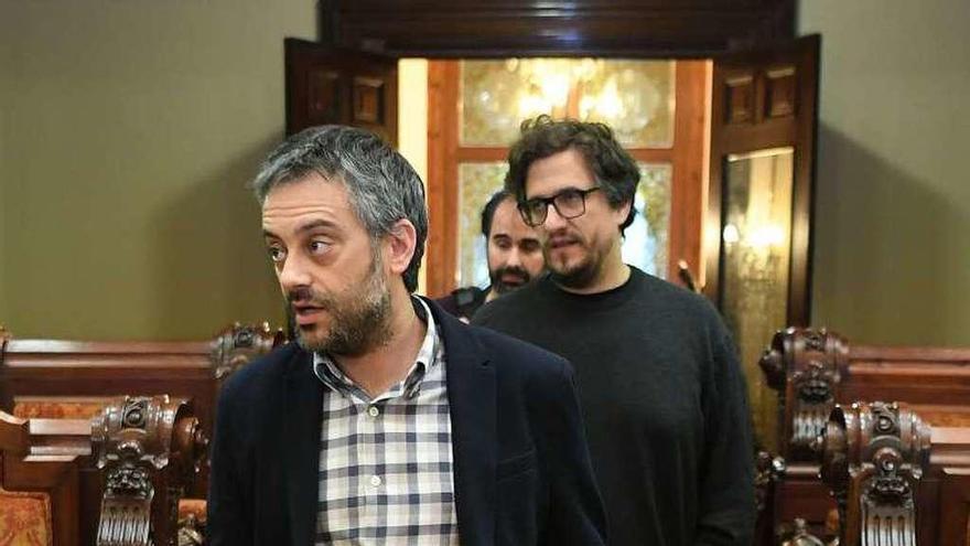 El alcalde y el edil de Contratación, en el pleno ordinario del lunes.