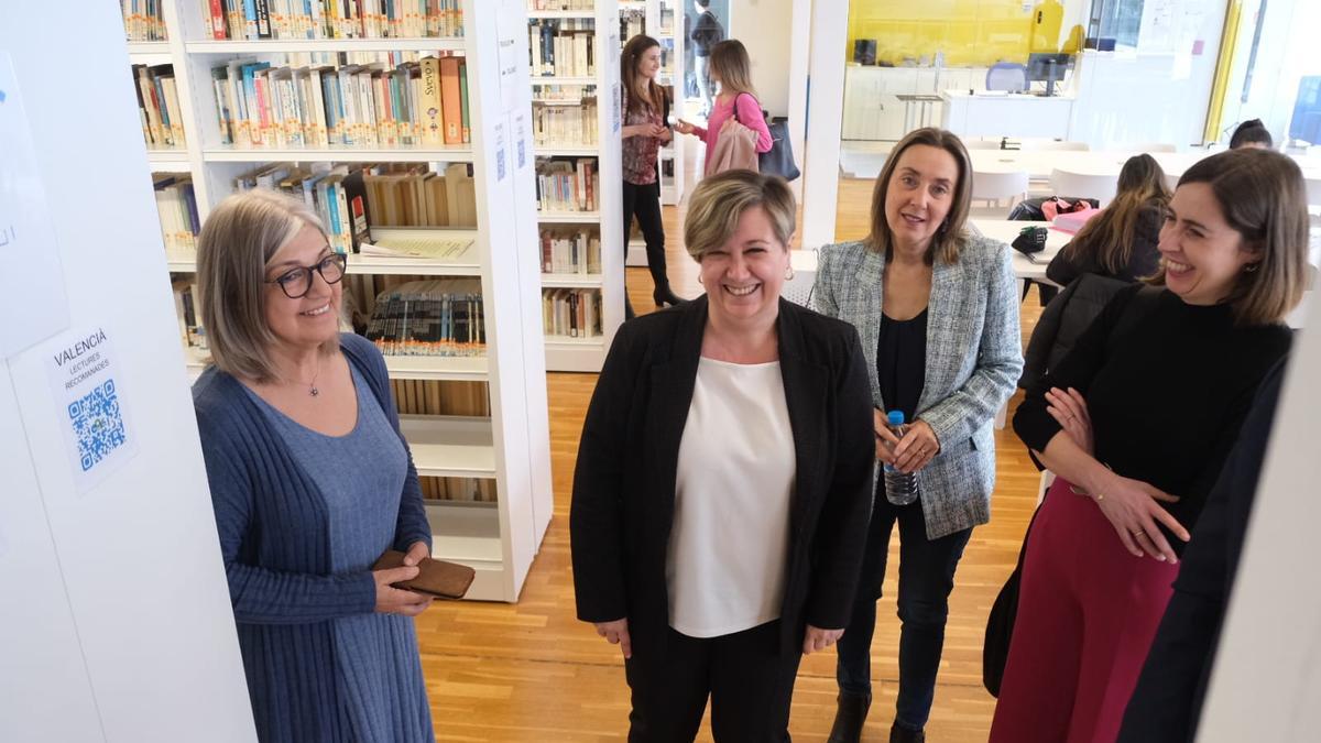 La consellera Raquel Tamarit sonríe en la mediateca junto a la directora de la EOI de Elche Maita Cortés y las ediles María José Martínez y Esther Díez.