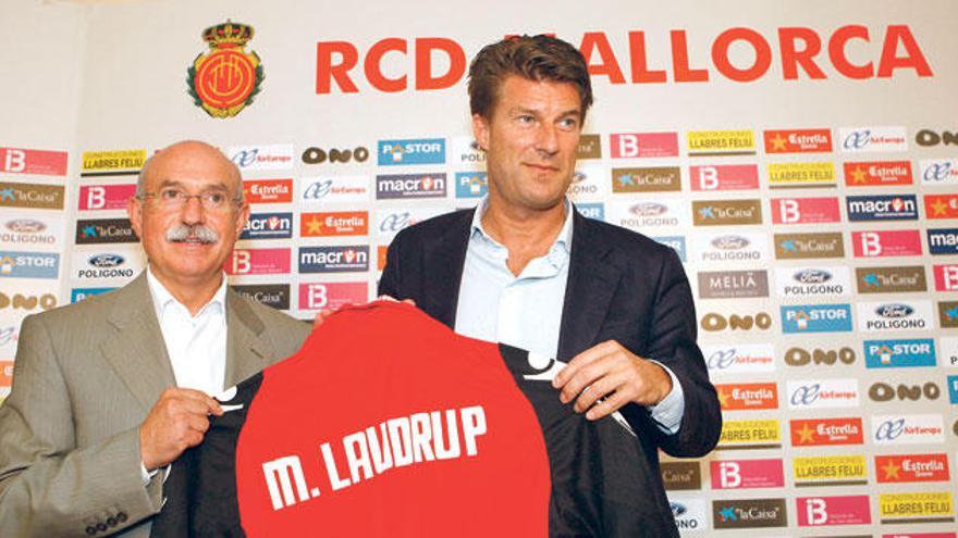 Serra Ferrer en la presentación de Michael Laudrup como entrenador del Mallorca.