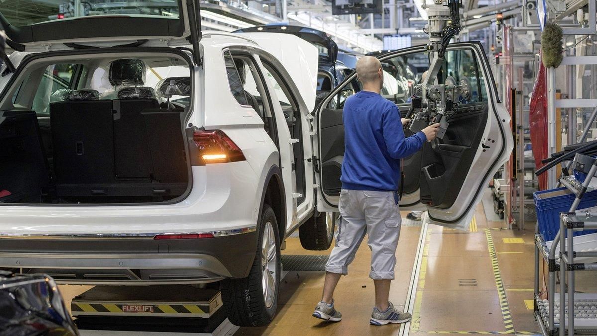 MOTOR AIRBAG Production Volkswagen Tiguan. Installation of the car doors at the assembly line.