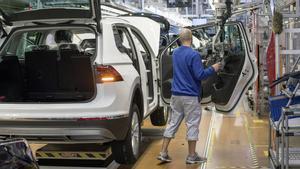 MOTOR AIRBAG Production Volkswagen Tiguan. Installation of the car doors at the assembly line.