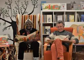 El camerunés Boniface Ofogo presenta en “Wells” su último libro de cuentos africanos