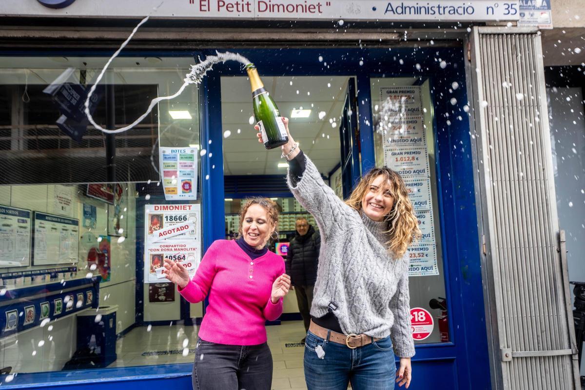 Alegría en la administración de lotería de Badalona que ha repartido el cuarto premio
