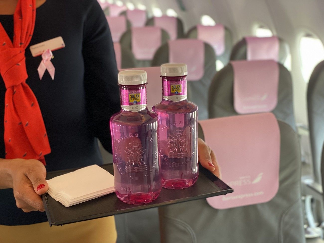 ECONOMÍA | Billetes solidarios de Iberia Express por el Día contra el  Cáncer de Mama