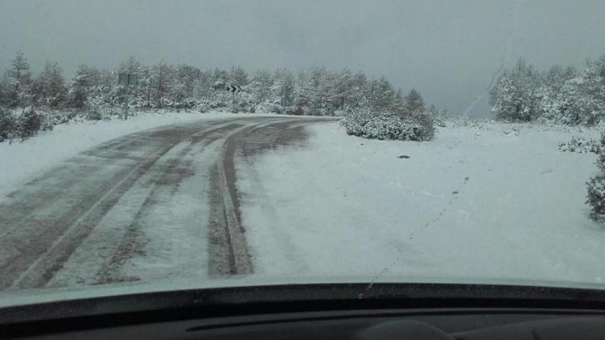 Carreteras afectadas por la nieve en el interior de València