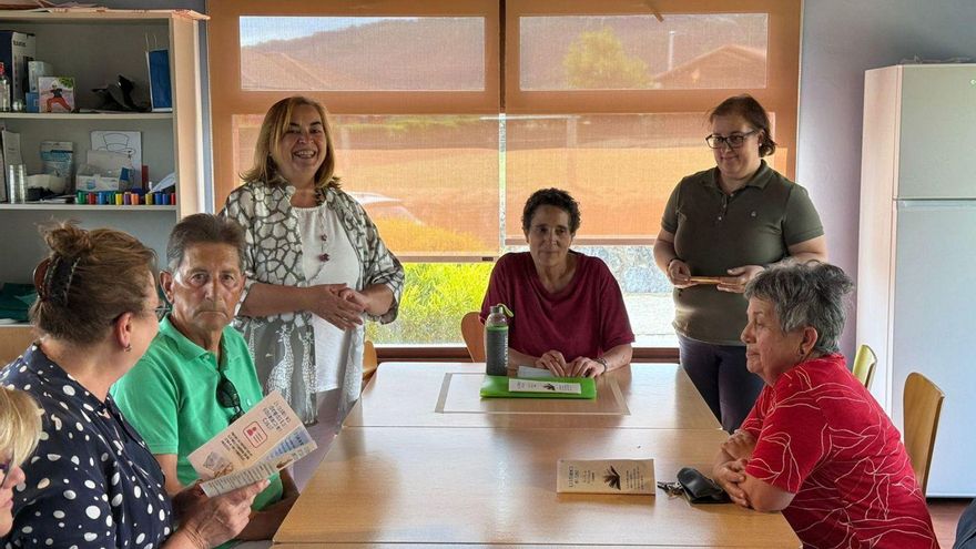 Montse Alonso, de pie a la izquierda, presentando el taller a los participantes, al lado de Gloria Sagasti. | C. V.