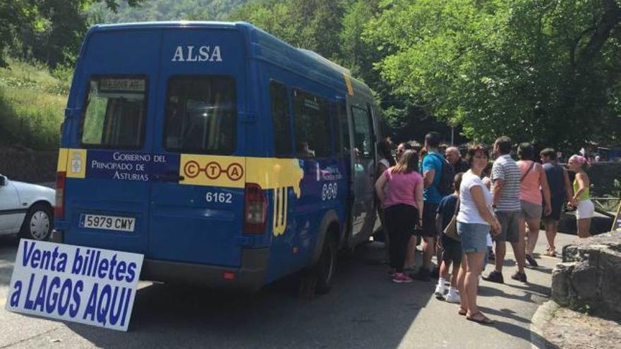 Los autobuses para turistas a los Lagos regresan en el puente de mayo