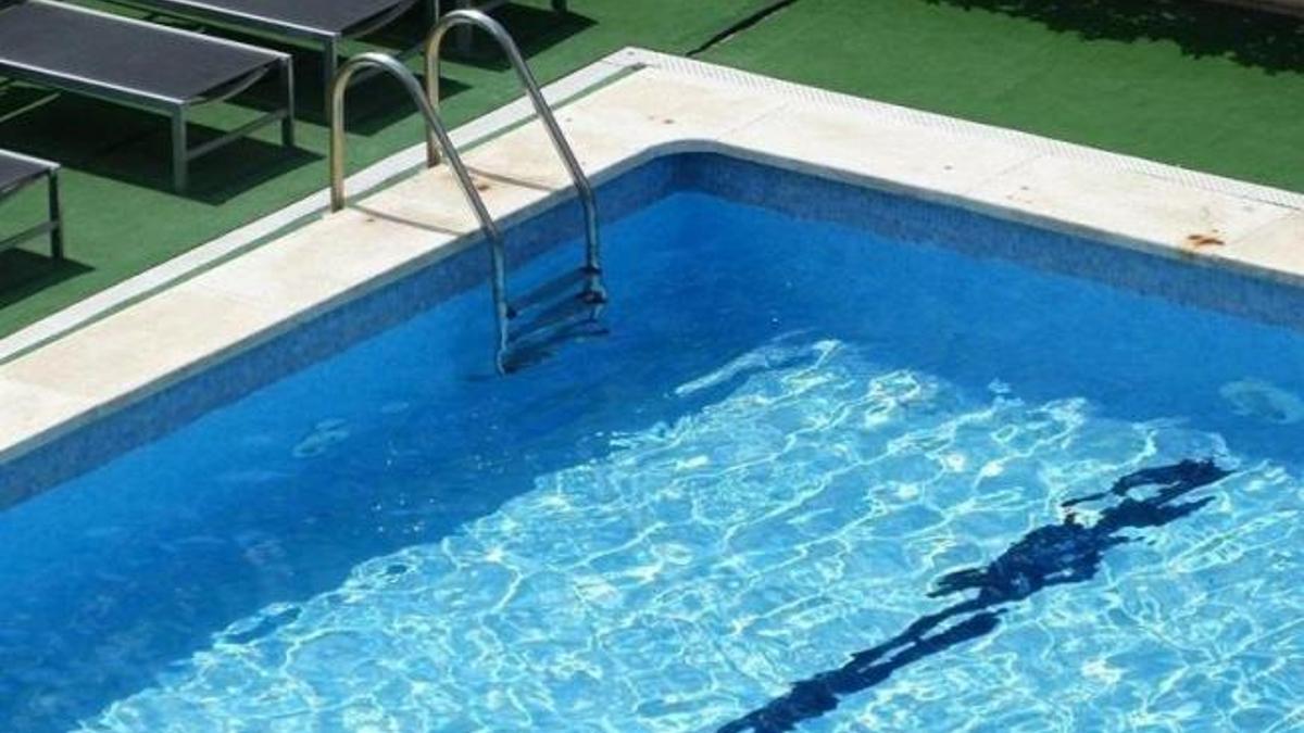 Fotografía de una piscina privada.